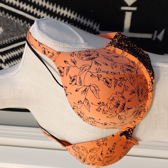 💕 EUC Cacique Brand Intimates Ladie's Smooth Boost Plunge Underwire Bra, 40D - Picture 4 of 10